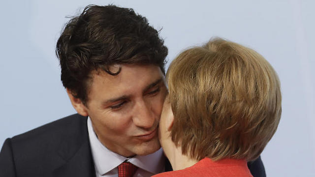 Merkel welcomes Canadian Prime Minister Trudeau to the summit (Photo: AP)