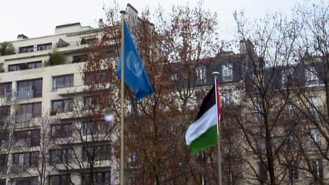 The Palestinian flag raised at UNESCO (Photo: Reuters)