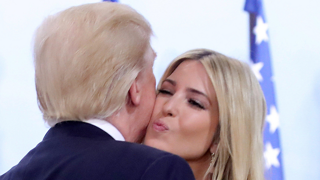 נשיקה אוהבת. טראמפ ואיוונקה (צילום: רויטרס) (צילום: רויטרס)