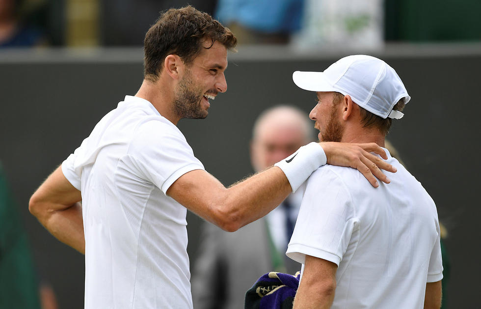 Dimitrov and Sela after Sela' retired (Photo: Reuters)