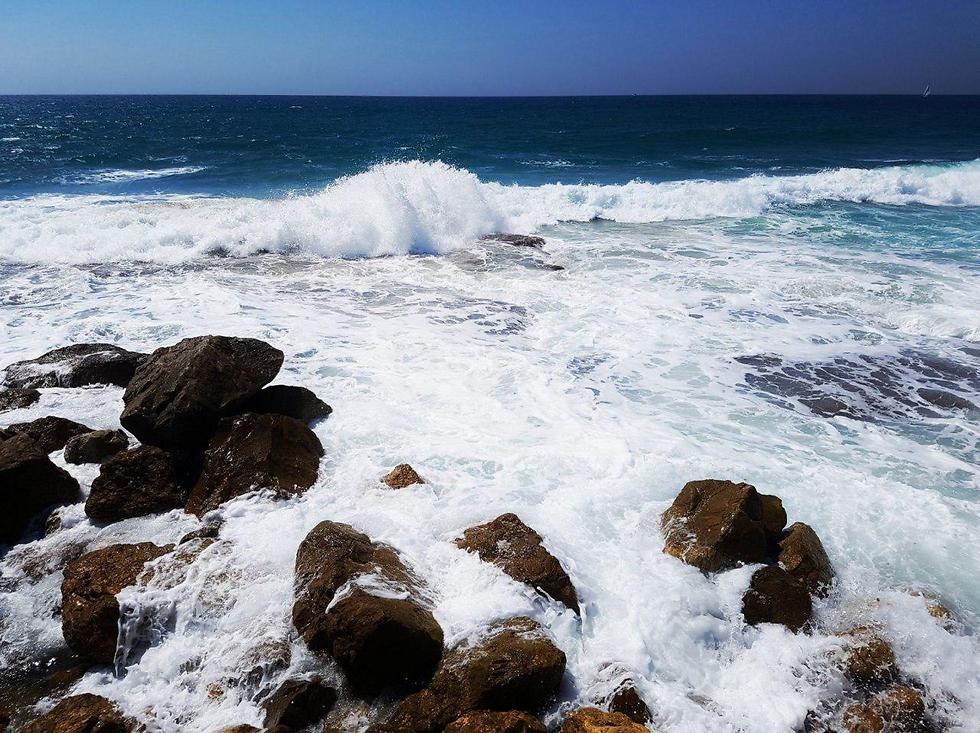 אדוות הגלים בחוף יפו (צילום: אסף מגל) (צילום: אסף מגל)