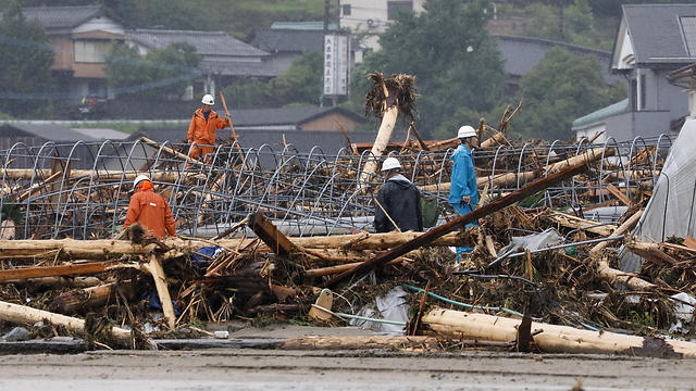 מאמצי חילוץ בדרום מערב יפן (צילום: EPA) (צילום: EPA)