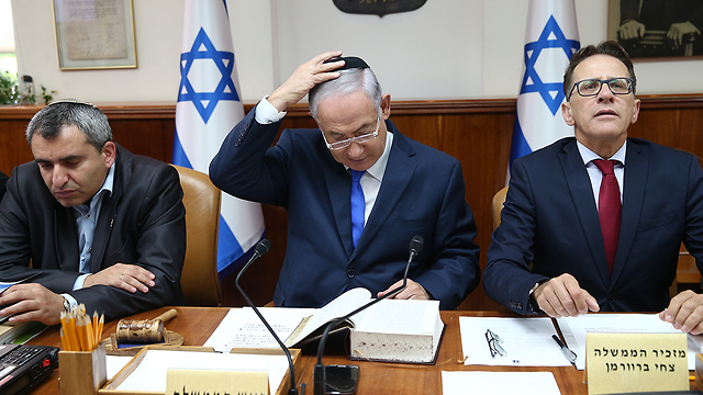 Prime Minister Netanyahu reading from Genesis (Photo: Ohad Zwigenberg)
