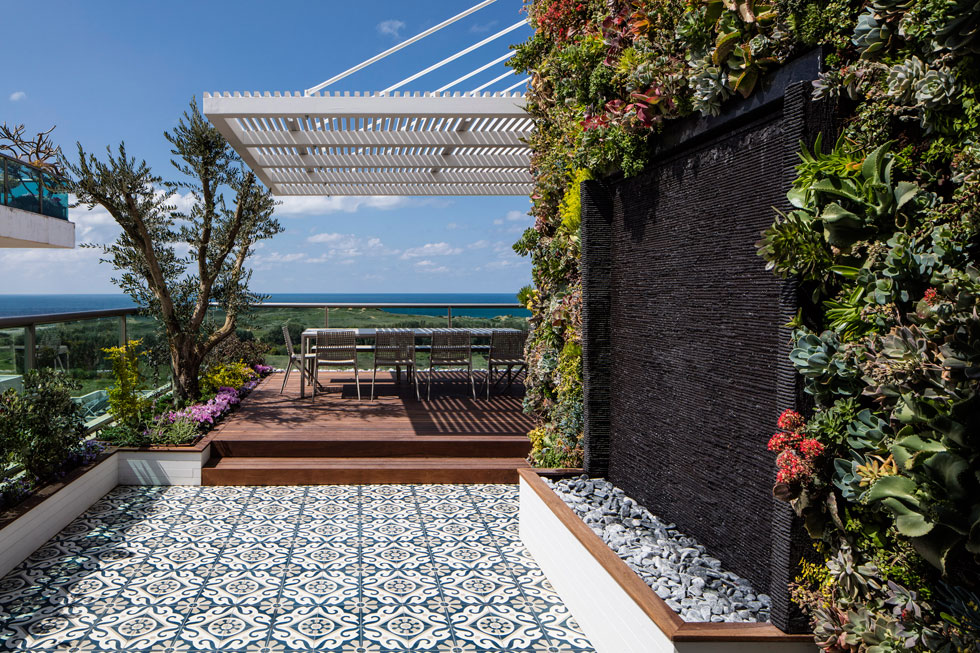 נוף לים וקיר צומח באחת מארבע המרפסות של דירה בצפון תל אביב. עיצוב: פנינית שרת אזולאי. לחצו לכתבה (צילום: עמית גרון)
