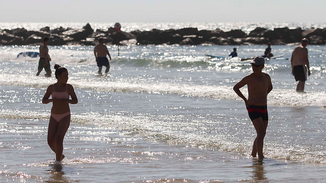 יולי החם ביותר זה 17 שנה. מתרחצים בחוף נתניה (צילום: עידו ארז) (צילום: עידו ארז)