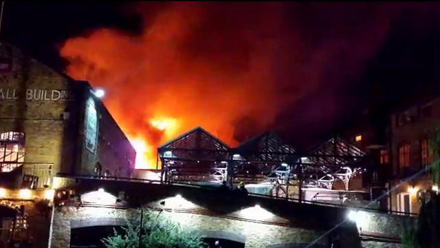 השריפה הלילה בשוק קמדן בלונדון (צילום: רויטרס) (צילום: רויטרס)