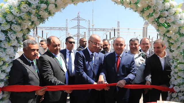 Palestinian PM Hamdallah and Israeli Energy Min. Steinitz (both center) cut the ribbon at Monday's ceremony (Photo: Yossi Weiss)