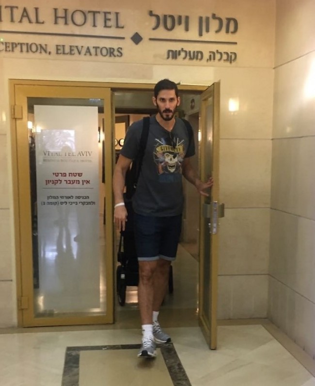 אני אבדוק לך את השטח (צילום: צ'ינו) אני אבדוק לך את השטח (צילום: צ'ינו)