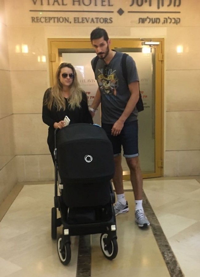 כבר יודעים את הגובה של מי היא קיבלה? (צילום: צ'ינו) כבר יודעים את הגובה של מי היא קיבלה? (צילום: צ'ינו)