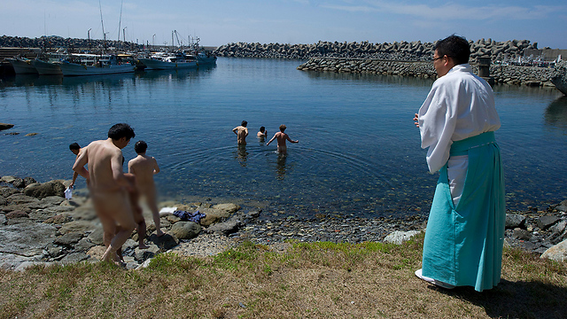 מתרחצים בעירום באי אוקינושימה (צילום: EPA) (צילום: EPA)
