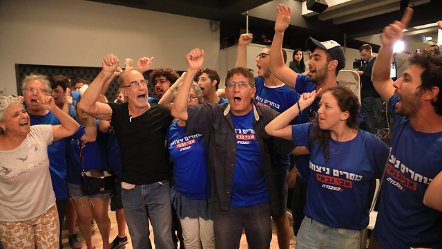 תומכי גבאי חוגגים את הניצחון (צילום: שאול גולן) (צילום: שאול גולן)