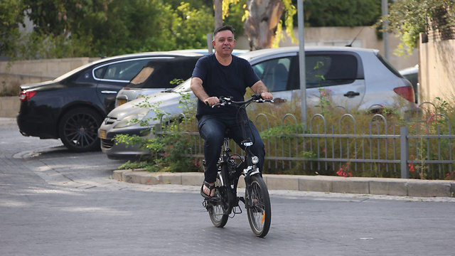 אבי גבאי על אופניים מחוץ לביתו בתל אביב (צילום: מוטי קמחי) (צילום: מוטי קמחי)