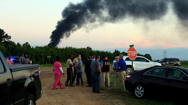 כוחות משטרה ליד אזור התרסקות המטוס בעיר איטה בנה, מיסיסיפי (צילום: AP) (צילום: AP)