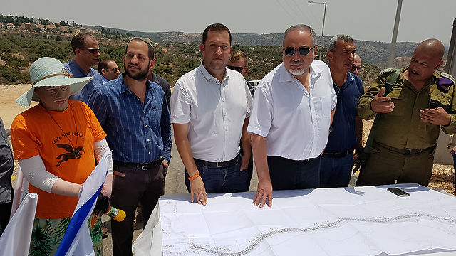 Lieberman and Yossi Dagan, in white in the center (Photo: Shaul Golan)