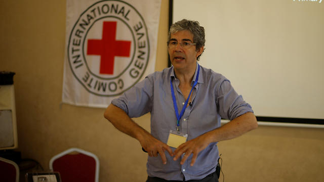 British surgeon David Nott trains Palestinian doctors in Gaza City (Photo: Reuters)