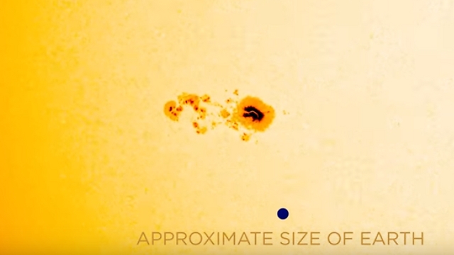 הכתם על השמש. הנקודה למטה - השוואה לגודלו של כדור הארץ (צילום: נאס"א) (צילום: נאס