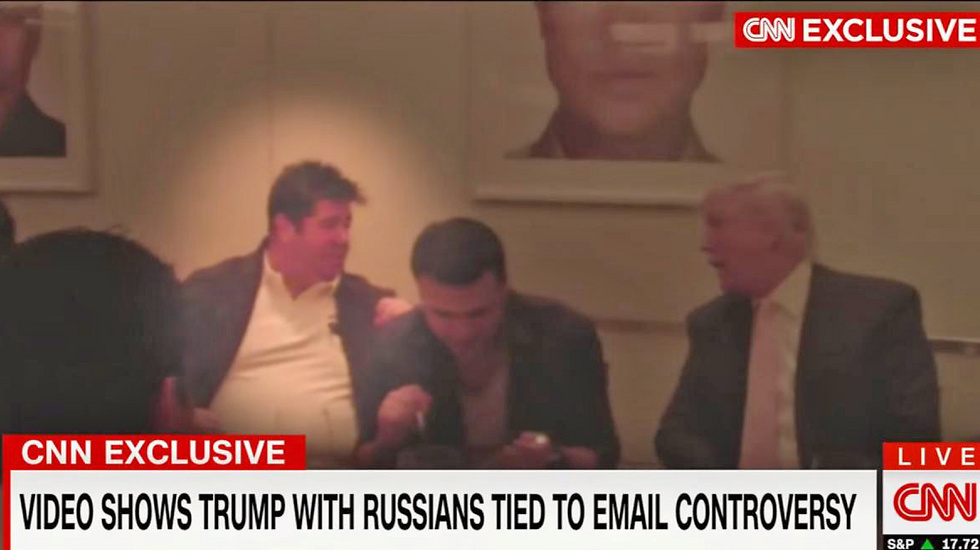 גולדסטון (מסומן בעיגול) משוחח עם טראמפ שנמצא מימינו (צילום: CNN) (צילום: CNN)