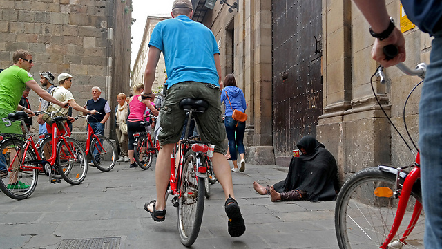 תיירים ברובע הגותי בברצלונה (צילום: shutterstock) (צילום: shutterstock)