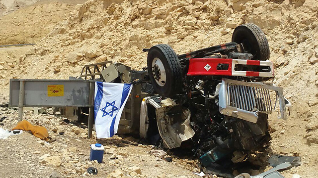 המשאית הצבאית שהתהפכה צפונית לאילת (צילום: מאיר אוחיון) (צילום: מאיר אוחיון)