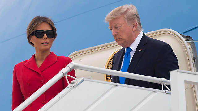 Мелания Трамп вышла из самолета в красном. Фото: AFP