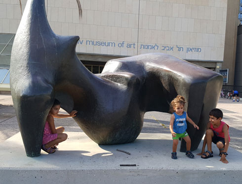 משחקים בפסלים של מוזיאון תל אביב לאמנות (צילום: אלבום פרטי)