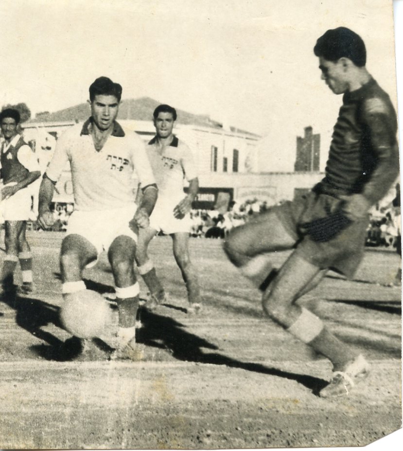 שפיגל (משמאל). שימש גם כמפקד באצ"ל (צילום: ארכיון ההתאחדות לכדורגל) (צילום: ארכיון ההתאחדות לכדורגל)