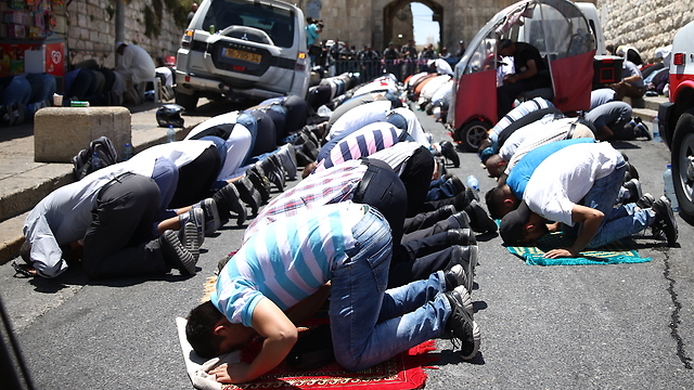 Muslims praying outside of Temple Mount following its temporary closure (Photo: Ohad Zwigenberg)