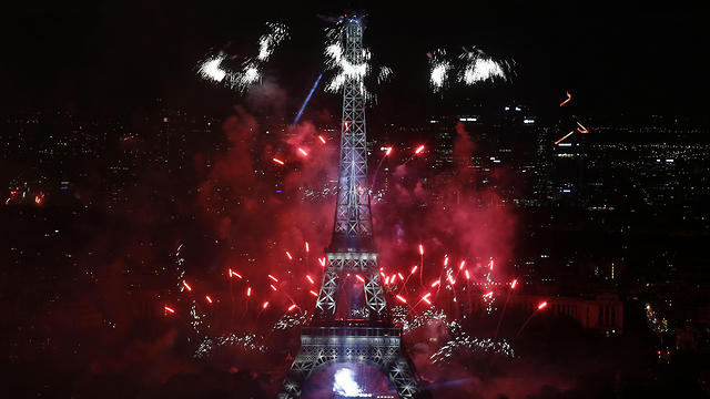 מגדל אייפל מואר בזיקוקים בחגיגות יום הבסטיליה בפריז (צילום: AFP) (צילום: AFP)