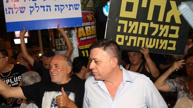 Avi Gabbay at Saturday's protest (Photo: Motti Kimchi)