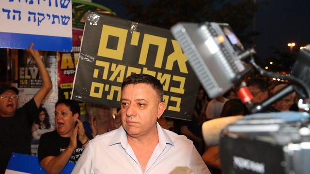 Gabbay at a protest calling on the attorney general to stop stalling on Netanyahu's investigations (Photo: Motti Kimchi)