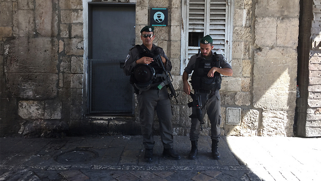 Border Police standing guard at Temple Mount area (Photo: Gil Yohanan)
