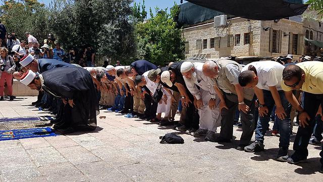 Waqf heads hold protest prayer outside Temple Mount entrance (Photo: Elior Levy)