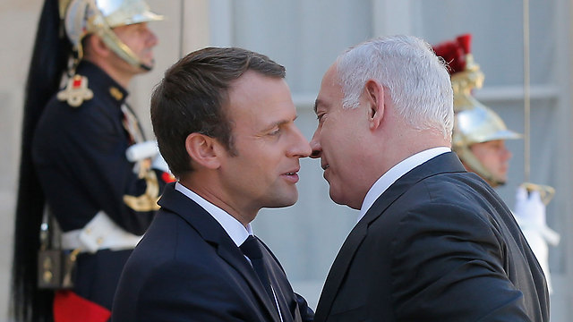Macron welcomes Netanyahu as he arrives in Paris (Photo: AP)