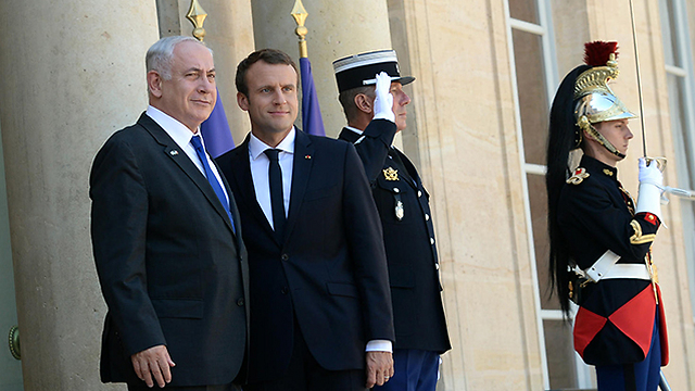 Macron welcomes Netanyahu as he arrives in Paris (Photo: Haim Tzah, GPO)