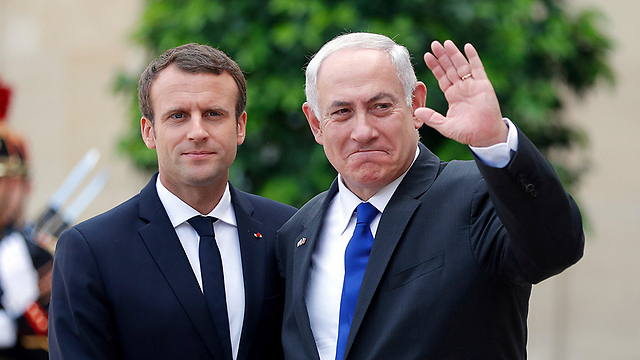 נתניהו והנשיא מקרון בפריז. העלה בפניו את סוגיית הפסקת האש (צילום: רויטרס) (צילום: רויטרס)