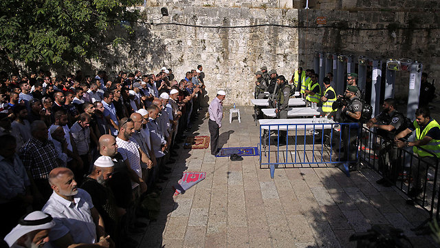 Palestinian protestors standing befoe the magnometer gates (Photo: AP)