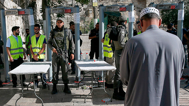 If Netanyahu believed from the very beginning that the price tag for placing metal detectors at the Temple Mount was too high, he shouldn’t have put them there in the first place (Photo: AFP)