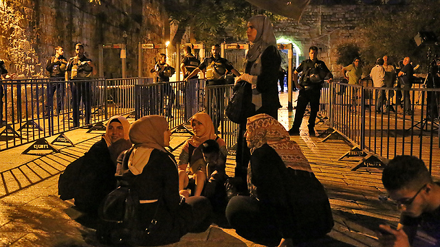 Muslim women protest in front of the metal detector gates (Photo: Ofer Meir)