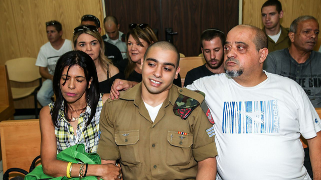 Azaria during his trial with his father Charlie and mother Oshra (Photo: Yariv Katz)