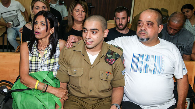 אזריה עם הוריו בדיון על תנאי מעצרו (צילום: יריב כץ) (צילום: יריב כץ)