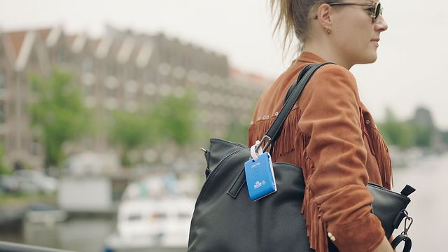 התג שמתחבר לתיקים ולמזוודות ידריך אתכם ברחבי אמסטרדם (צילום: KLM) (צילום: KLM)