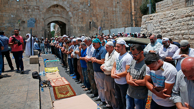 Palestinian praying outside of Temple Mount in protest of new metal detectors (Photo: AFP)