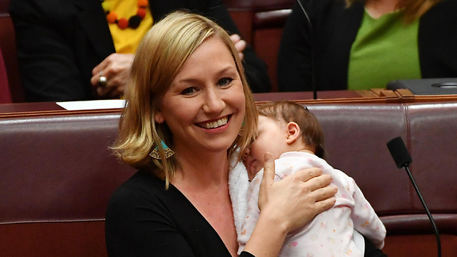 התפטרה לאחר שש שנים בתפקיד. לריסה ווטרס ובתה התינוקת בפרלמנט (צילום: EPA) (צילום: EPA)