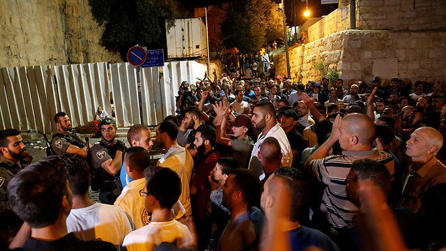 Protestors outside Temple Mount (Photo: Reuters)