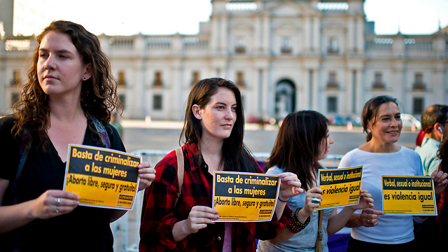 נשים תומכות בהפלות מול ארמון הנשיאות בסנטיאגו (צילום: AFP) (צילום: AFP)