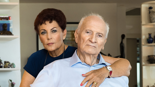 עם אשתו השנייה מיכל רובינשטיין (צילום: גבריאל בהרליה) (צילום: גבריאל בהרליה)