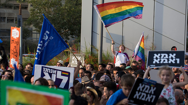 Protest in Tel Aviv calling to allow same-sex adoptions (Photo: AP)