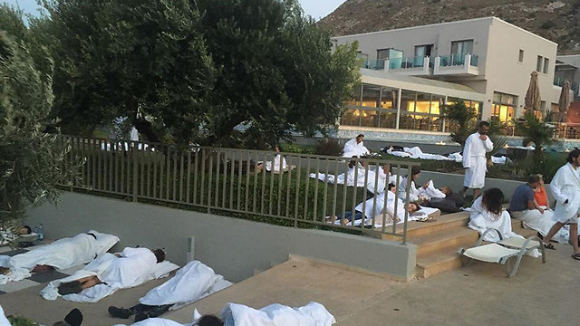 ישנים מחוץ למלון (צילום: אסף מדינה) (צילום: אסף מדינה)