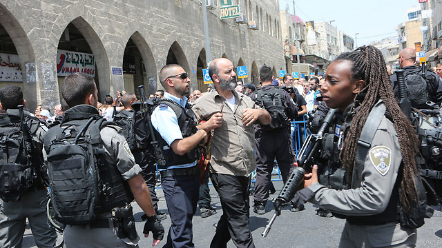 שוטרים מפזרים התקהלות בראס אל עמוד (צילום: אלכס קולומויסקי) (צילום: אלכס קולומויסקי)