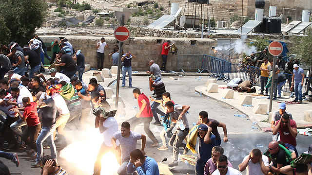 Violent clashes outside Temple Mount (Photo: Ohad Zwigenberg)